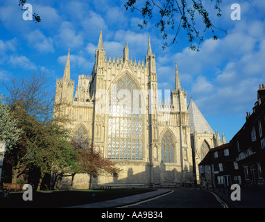 Fenêtre rideau énorme et pittoresque façade est de la ville médiévale de York Minster, ville de York, North Yorkshire, Angleterre, Royaume-Uni. Banque D'Images