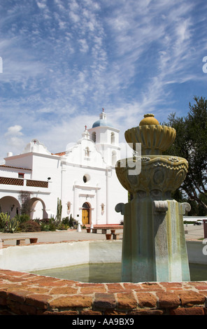 Une fontaine en face de mission San Luis Rey de Francia, Oceanside, California, USA Banque D'Images