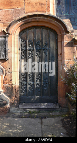 À la porte de l'église St Helen's Cheshire Angleterre Tarporley Banque D'Images