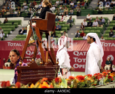 La star du tennis russe Anastasia Myskina protégés par les hommes de la sécurité du Qatar Banque D'Images