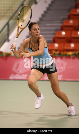 La star du tennis russe Anastasia Myskina tirets pour une balle à Doha, 2006 Banque D'Images