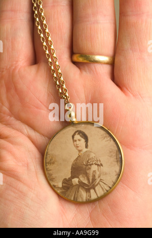 Médaillon photo victorien circa 1870 Banque D'Images
