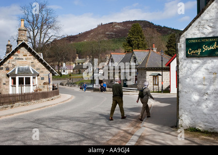 Vue sur le Braemar de Craig Coinnich depuis le pont de Clunie, rue commerçante principale du village, Upper Deeside, Parc national de Cairngorms, Aberdenshire, Écosse Royaume-Uni Banque D'Images