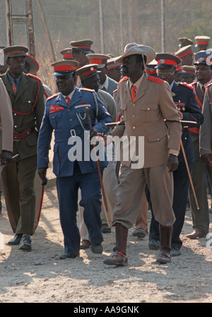 La Namibie les chefs de tribus de style groupe paramilitaire qui arrivent à la ville le principal cimetière Herero festival a lieu à Okahandja Banque D'Images