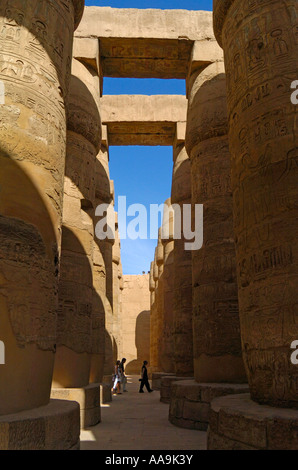 Colonnes indiquant les hiéroglyphes dans la salle hypostyle du Temple de Karnak à Thèbes, Egypte situé sur les rives de la rivière Banque D'Images