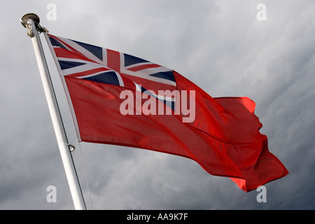 Red Ensign vole sur le lac Windermere Banque D'Images