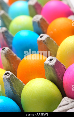 Les oeufs de Pâques colorés dans la boîte à œufs. Banque D'Images