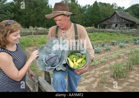 Alabama Wiregrass région,Dothan,Landmark Park,Living History Farmstead,construit,construit en 1901,fermier,agriculture,jardin,chou,squash,Voyage de visiteurs Banque D'Images