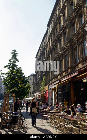 Allemagne, Berlin. Une rue populaire Kastanienallee à Prenzlauer Berg, quartier qui regorge de bars et de boutiques de mode. Banque D'Images