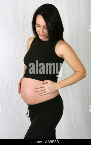 Femme enceinte portant un gilet noir Top et pantalon noir