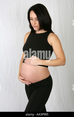 Femme enceinte portant un gilet noir Top et pantalon noir
