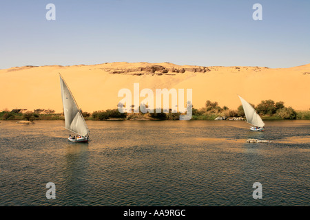 Bateaux felouque sur le Nil bateau à passé les tombes à Assouan en voile intégral Banque D'Images