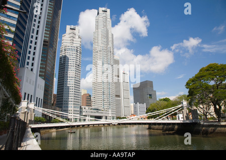 Cavenagh Bridge plus vieux pont suspendu au fleuve avec les gratte-ciel modernes du centre-ville de zone centrale Boat Quay Singapour Banque D'Images