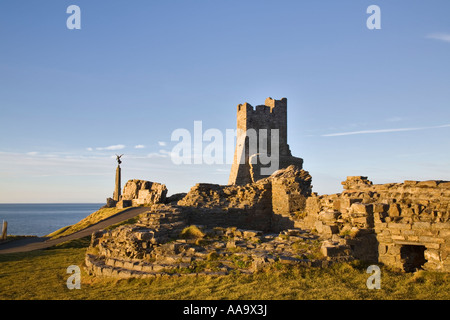 13ème siècle château d'Aberystwyth ruine avec demeure Porth Newydd ou nouvelle porte sur Castle Point Aberystwyth au Pays de Galles Ceredigion UK Banque D'Images