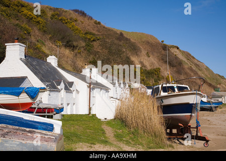 Cottages blancs et des bateaux sur la plage à Nefyn Penrhyn Nefyn Porth Bay dans la péninsule de Lleyn sur Morfa Gwynedd Nefyn North Wales Banque D'Images