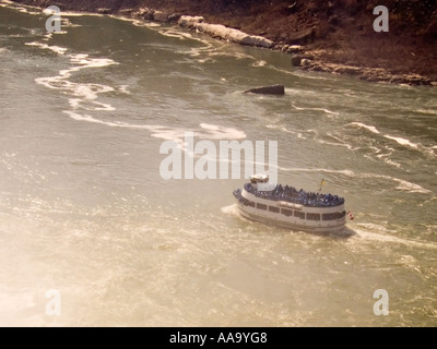 Maid of the Mist tour de la voile au fond des chutes Niagara rempli d'une cargaison de touristes dans des imperméables Banque D'Images