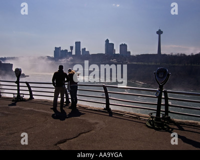 Un couple regarde la Chute canadienne de Niagara Falls State Park, NEW YORK Banque D'Images