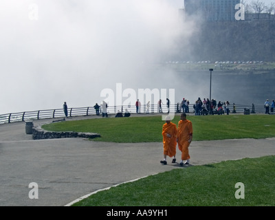 Deux moines bouddhistes à pied près de Horseshoe Falls de Niagara Falls State Park, NEW YORK Banque D'Images