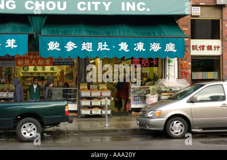 Ouvrir un magasin dans le quartier chinois, San Francisco, Californie voir de fruits et légumes Banque D'Images