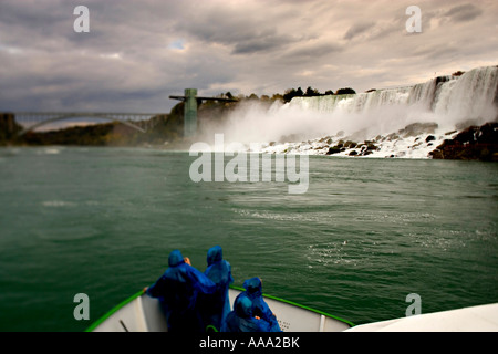 Les gens sur le bateau en regardant les chutes du Niagara. Banque D'Images