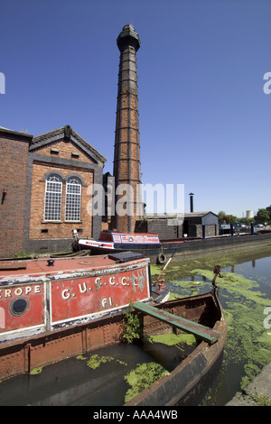 Bateaux coulés en attente de restauration au Musée du Bateau,Ellesmere Port, 'National Waterways museum' Banque D'Images