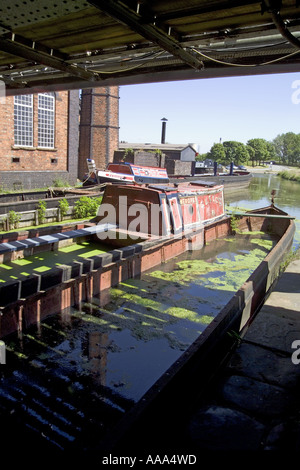 Bateaux coulés en attente de restauration au Musée du Bateau Port Ellsmere Cheshire UK GB,'National Waterways museum' Banque D'Images