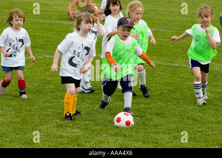 Jeu de football passionnant quatre ans, garçons et filles, des coups de pied dans le ballon. Champ Carondelet par Expo School St Paul Minnesota MN USA Banque D'Images