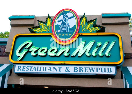 Green Mill Restaurant et brasserie de l'emblème et signe. St Paul Minnesota MN USA Banque D'Images