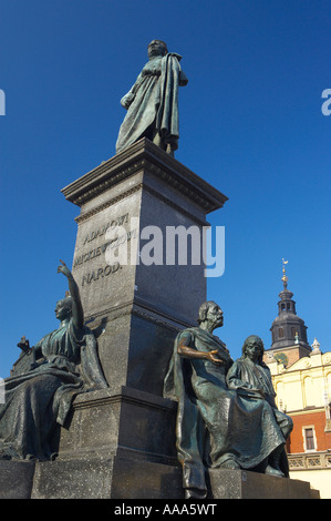 Adamowi Mickiewiczowi de statue en face de la Halle de la place du marché Rynek Glowny Krakow Cracovie Pologne Banque D'Images