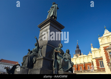 Adamowi Mickiewiczowi de statue en face de la Halle de la place du marché Rynek Glowny Krakow Cracovie Pologne Banque D'Images