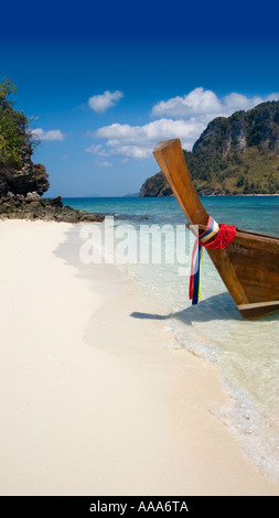 Avis de Koh Poda island & bateau longtail. Krabi, Thaïlande du sud Banque D'Images