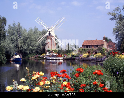 Moulin à vent Hunsett sur Norfolk Broads dans le jardin de chalet anglais une maison de campagne au bord de la rivière fleurs d'été Stalham River Ant East Anglia Angleterre Royaume-Uni Banque D'Images