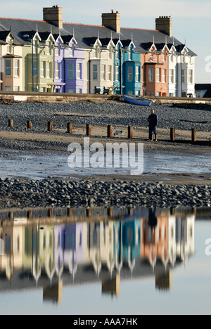 Logement à bord coloré Borth, Ceredigion Banque D'Images