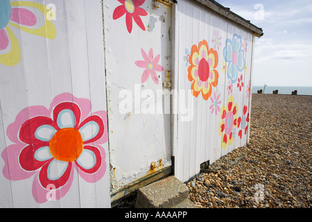 Cabane de plage avec décoration de fleurs sur fond blanc sur la plage de galets UK Banque D'Images