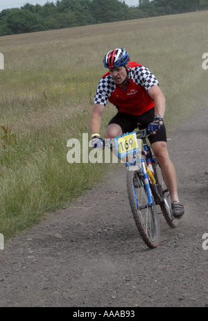 Kieron Mills dans la montagne 24hr 2003 Défi cycle Mayhem 21 et 22 juin 2003 Banque D'Images