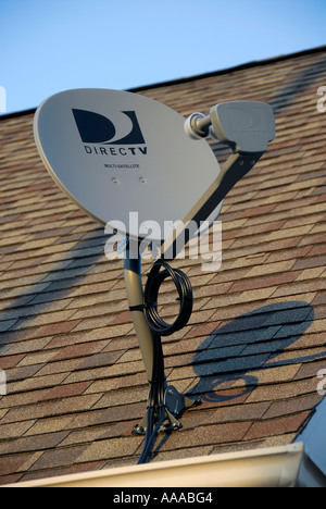 Antenne satellite sur le toit d'une offre d'accueil accueil propriétaire avec des choix pour télévision radio et connexion internet haute vitesse Banque D'Images