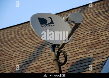 Antenne satellite sur le toit d'une offre d'accueil accueil propriétaire avec des choix pour télévision radio et connexion internet haute vitesse Banque D'Images