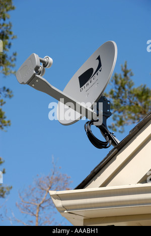 Antenne satellite sur le toit d'une offre d'accueil accueil propriétaire avec des choix pour télévision radio et connexion internet haute vitesse Banque D'Images