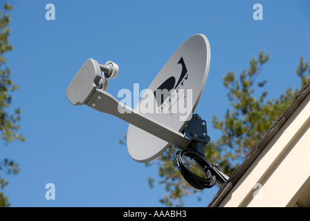 Antenne satellite sur le toit d'une maison d'accueil offre des choix pour la télévision avec le propriétaire Banque D'Images