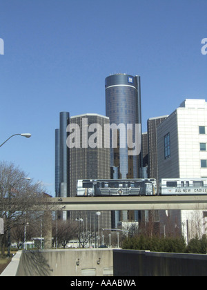 Avec les transports au centre-ville un train monorail et le Renaissance Center Tours à l'arrière-plan à Detroit Michigan MI Banque D'Images