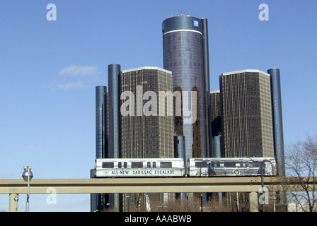 Avec les transports au centre-ville un train monorail et le Renaissance Center Tours à l'arrière-plan à Detroit Michigan MI Banque D'Images