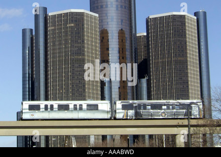 Avec les transports au centre-ville un train monorail et le Renaissance Center Tours à l'arrière-plan à Detroit Michigan MI Banque D'Images