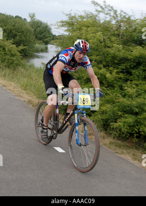 Kieron Mills dans la montagne 24hr 2003 Défi cycle Mayhem 21 et 22 juin 2003 Banque D'Images