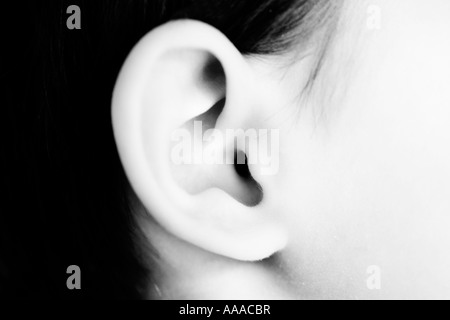 L'oreille de la jeune fille âgée de 4 ans noir et blanc Banque D'Images