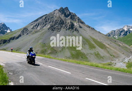 Motocycliste sur la route D902 entre le Col du télégraphe et le Col du Galibier près de Valloire, département Savoie, Alpes françaises, département Savoie, France Banque D'Images