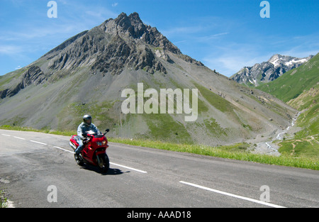 Motocycliste sur la route D902 entre le Col du télégraphe et le Col du Galibier près de Valloire, département Savoie, Alpes françaises, France Banque D'Images