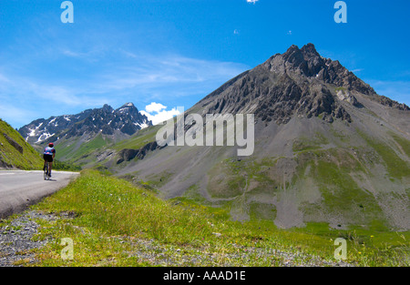 Cycliste sur la route D902 entre le Col du télégraphe et le Col du Galibier près du département de Valloire Savoie Alpes françaises, France Banque D'Images