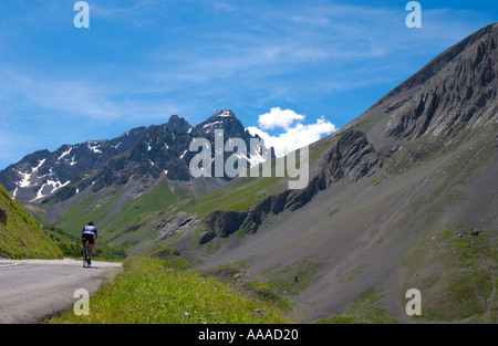 Cycliste sur la route D902 entre le Col du télégraphe et le Col du Galibier près de Valloire Département Savoie Alpes françaises, Département Savoie, France Banque D'Images