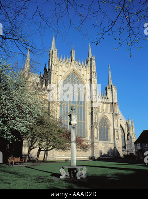 Pittoresque vieux cadran solaire et façade est de la ville médiévale de York Minster, ville de York, North Yorkshire, Angleterre, Royaume-Uni. Banque D'Images