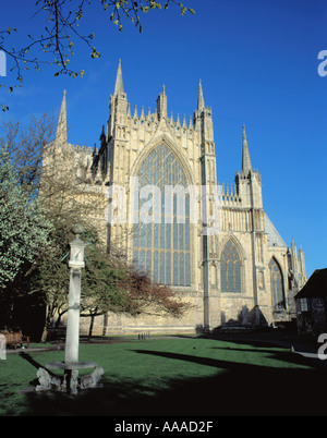 Ancien cadran solaire et belle façade est de la ville historique de York Minster, ville de York, North Yorkshire, Angleterre, Royaume-Uni. Banque D'Images